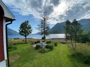 Unique and charming house at the foot of Lofoten's highest mountain